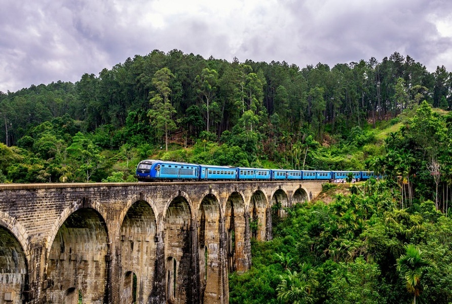 Nine Arch Bridge surrounded by Ella hill country
